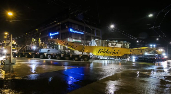 Miniature de l'article: Un monstre de 327 tonnes a traversé la ville