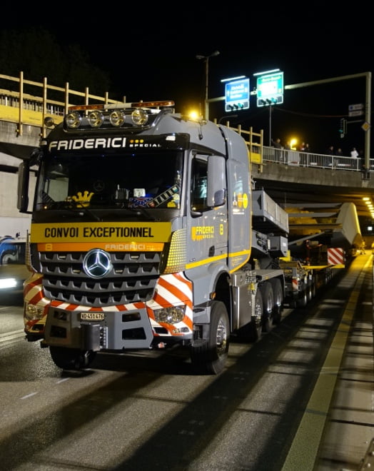 Friderici Special Unsere Aktivitaeten Internationales Transportunternehmen Grosse Flotte Von Lastwagen Sattelschleppern Kraenen