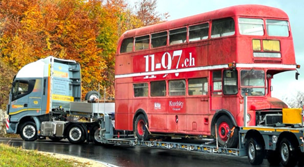 Transport d’un bus impérial authentique londonien pour une remise à neuf en Angleterre