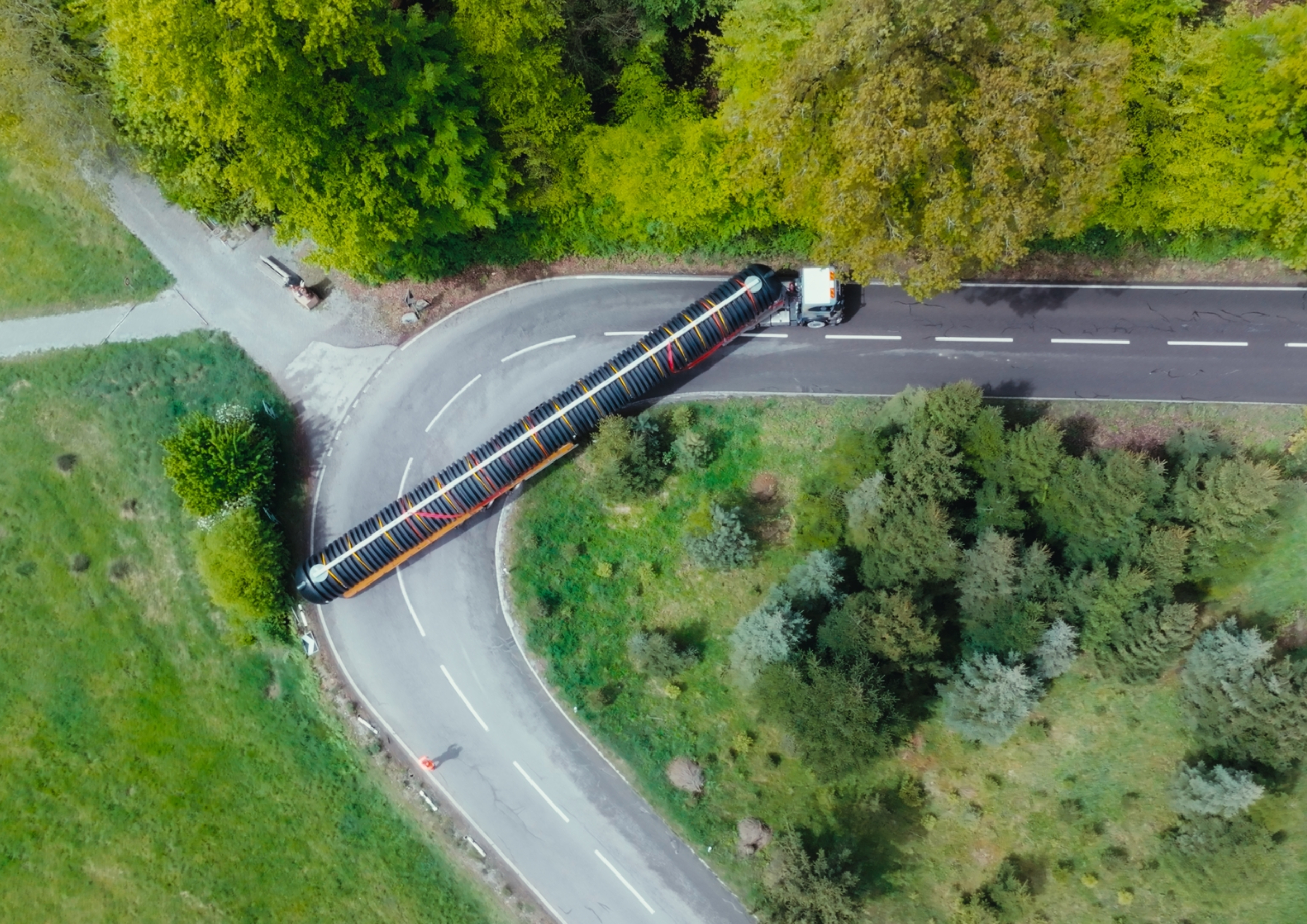 friderici-special-article-transport-exceptionnel-livraison-de-cuves-pour-canplast-sa-Plan-de-giration-Epingle-foret-image